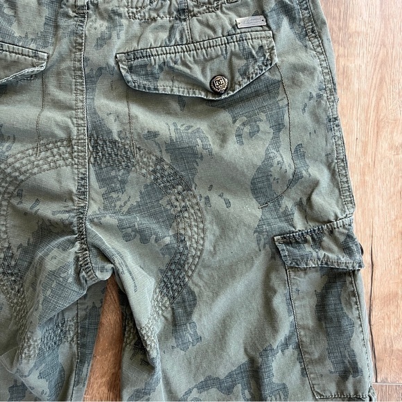 DC Shoe Company Loose Baggy Fit Camo Cargo Bermuda Shorts - Picture 5 of 10